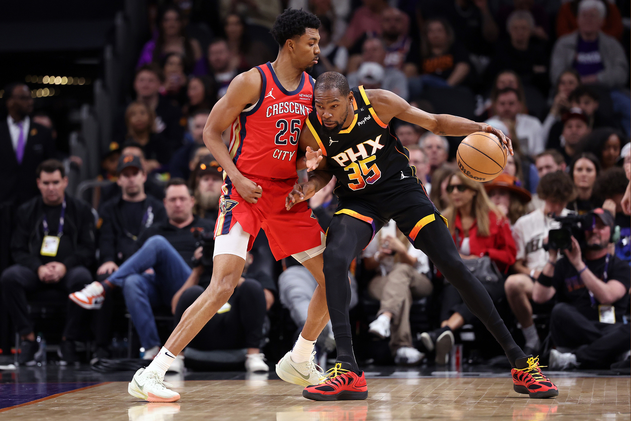 包含赛前欧联焦点战；洛杉矶湖人伤情更新；赛场秩序良好；赛程密集仍需轮换的词条